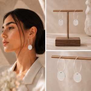 گوشواره آویزی حلقه‌ای نقره‌ای با پلاک دایره‌ای نقره‌ای